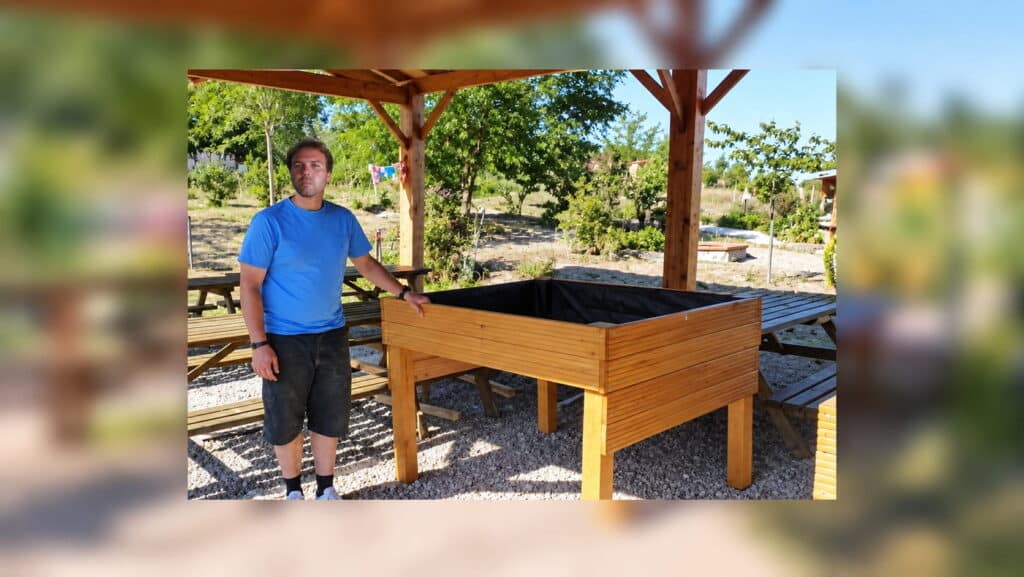 Julien devant une première jardinière PMR en 2011 – Julien Jardinier Bio Jardinier paysagiste Toulouse