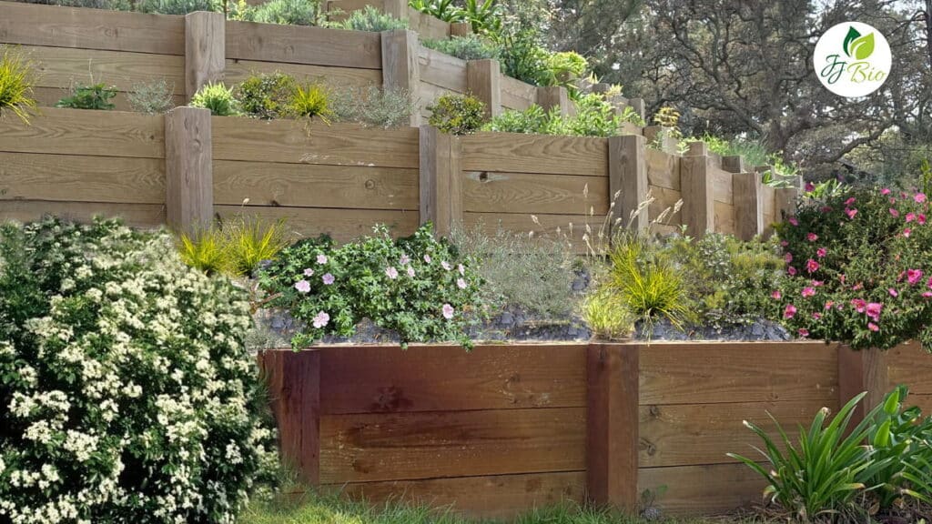 Berlinoise bois avec jardinières paysagères réalisée par Julien Jardinier Bio à Toulouse