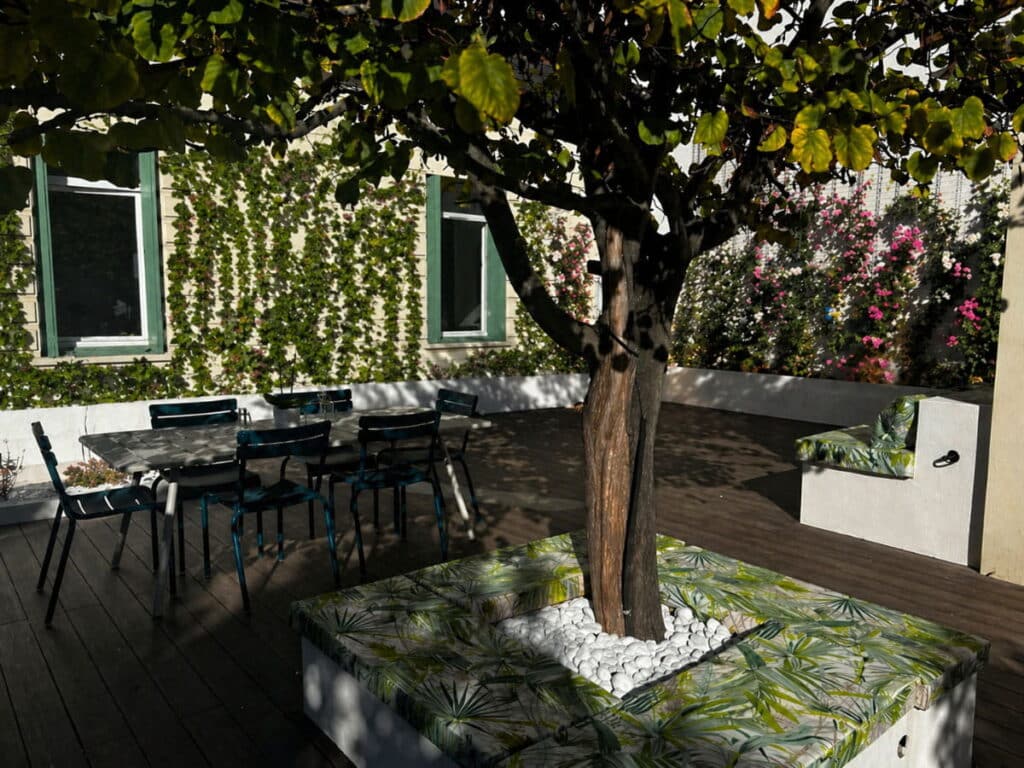 Création d'un jardin contemporain avec terrasse et jardinières florales bâties par Julien jardinier bio à Toulouse