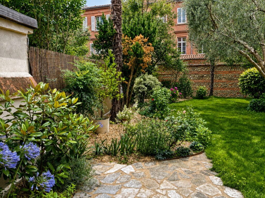 Jardin Élégance – Entretien et Valorisation Paysagère en Centre ville Toulouse au Grand Rond par Julien Jardinier Bio Jardinier Paysagiste à Toulouse